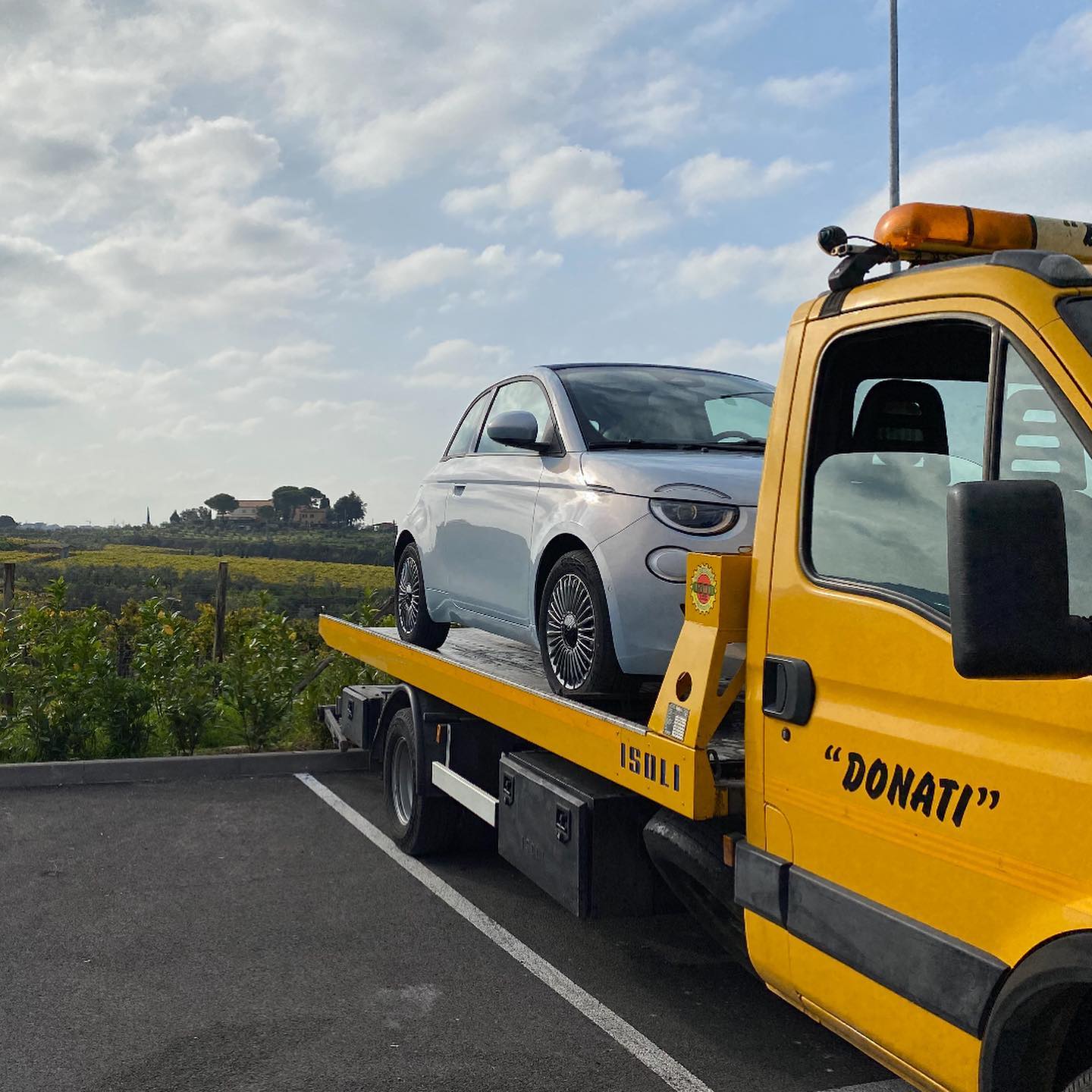Carro attrezzi Donati Motors con veicolo caricato, sullo sfondo la campagna dei Castelli Romani